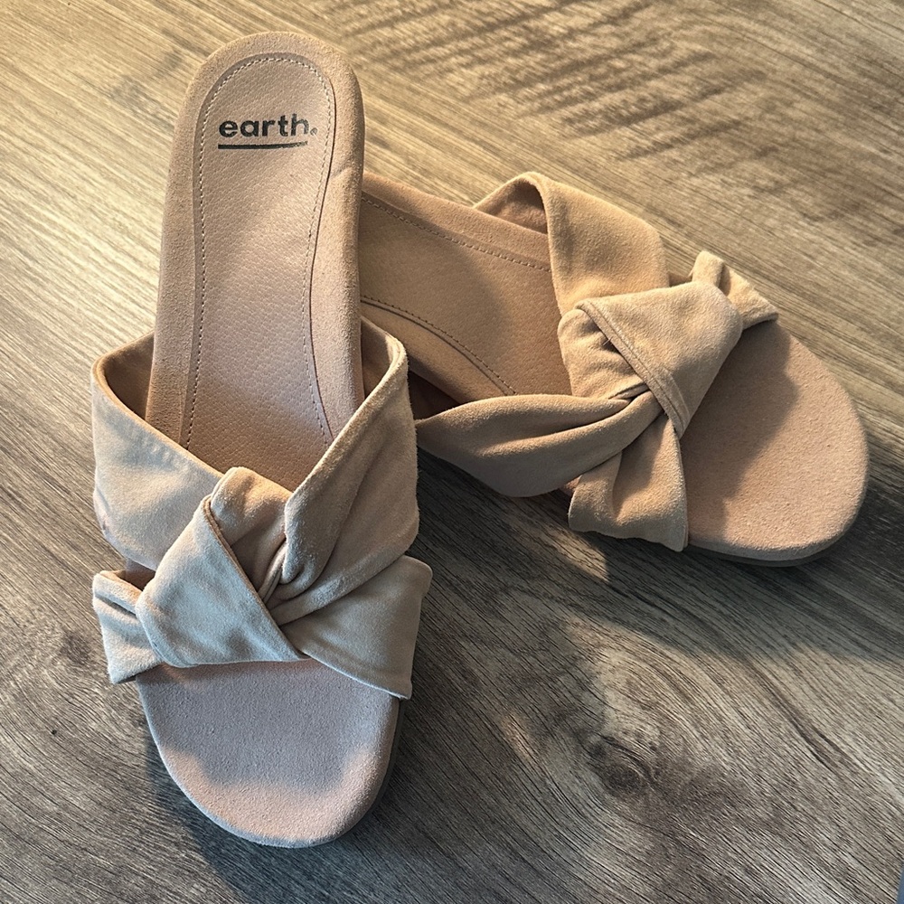Earth Women's Beige Twist Slide Sandals